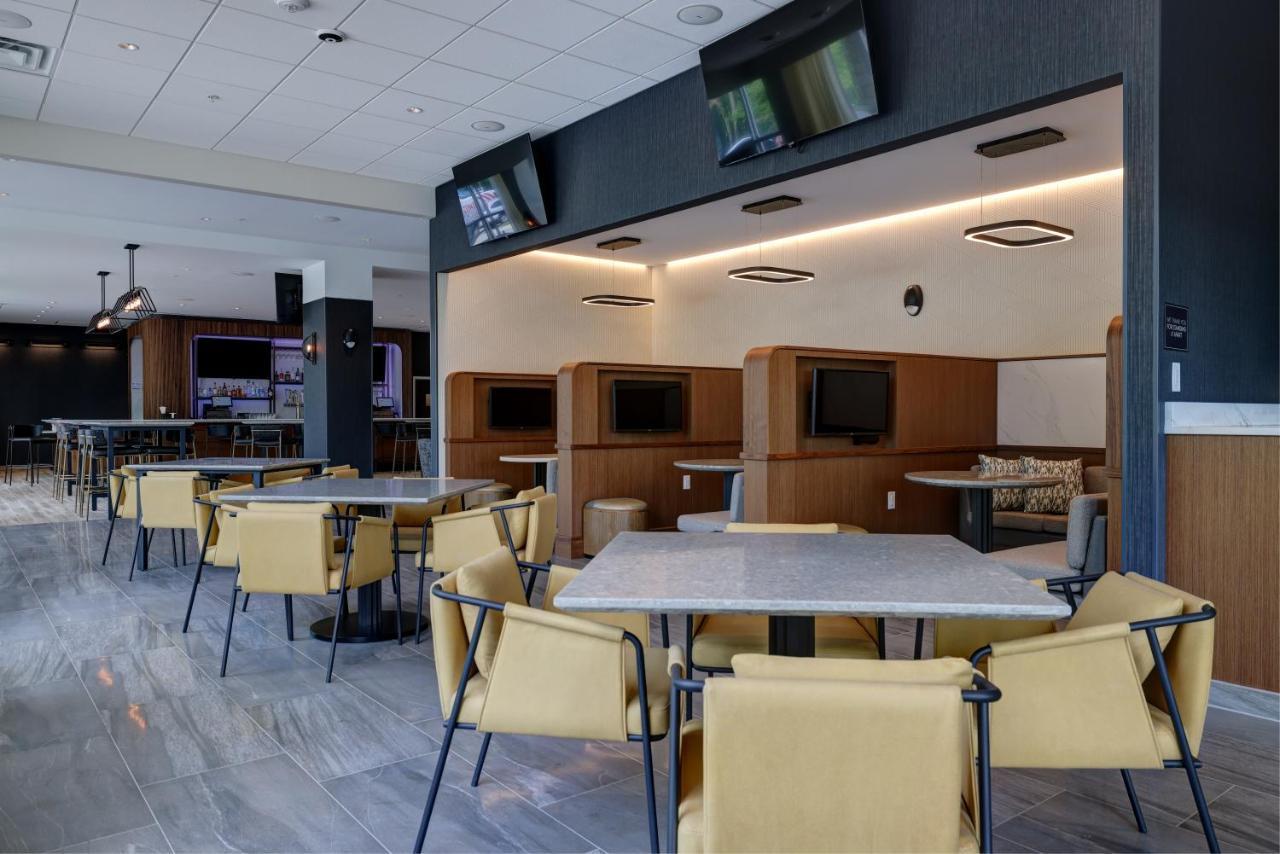 爱荷华市大学高地万怡酒店 外观 照片